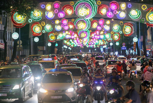 Người dân nô nức ra đường chuẩn bị đón mừng năm mới 2017