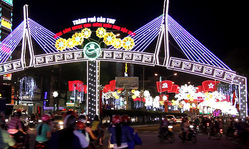 Người dân nô nức ra đường chuẩn bị đón mừng năm mới 2017