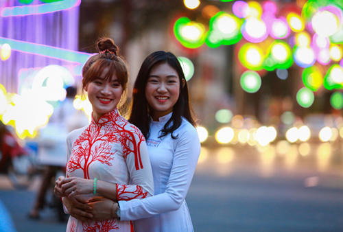 Người dân nô nức ra đường chuẩn bị đón mừng năm mới 2017