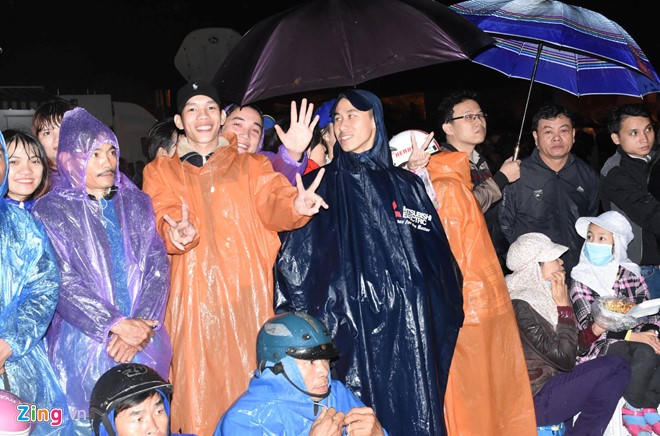 Người dân nô nức ra đường chuẩn bị đón mừng năm mới 2017