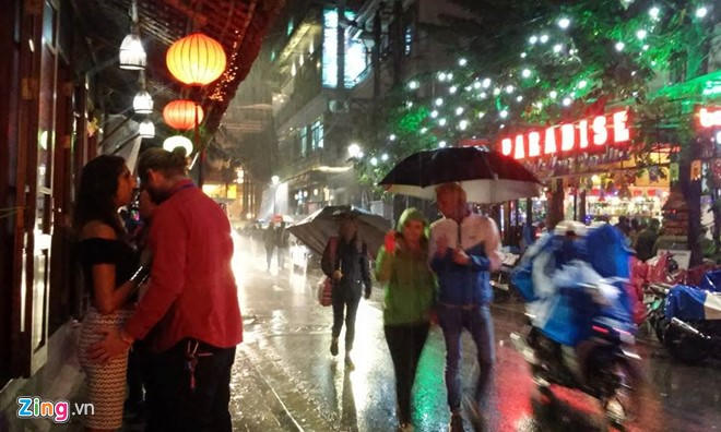 Người dân nô nức ra đường chuẩn bị đón mừng năm mới 2017