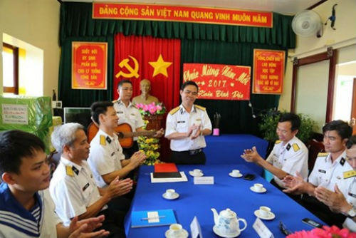 “Đu cẩu dây” lên nhà giàn đón Tết sớm