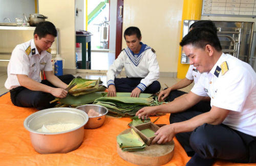 “Đu cẩu dây” lên nhà giàn đón Tết sớm