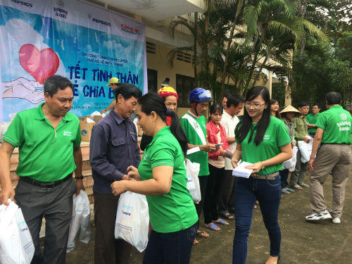 Suntory PepsiCo Việt Nam mang “Tết tình thân” tới đồng bào lũ lụt miền Trung 