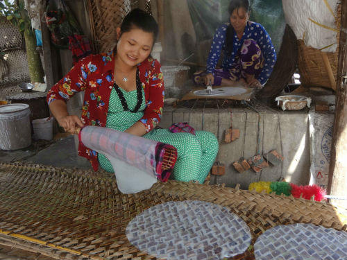 Làng bánh tráng gần 200 năm tuổi rộn ràng vụ Tết