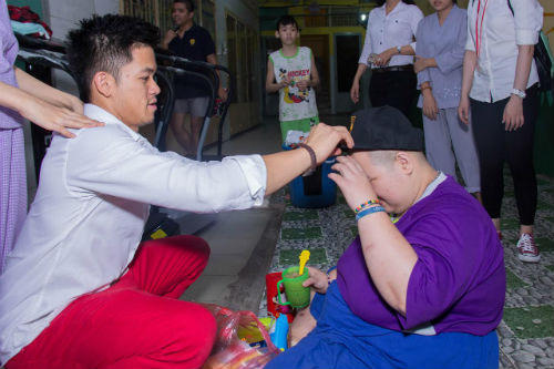 Trọng Hiếu Idol mang Tết đến với trẻ em chất độc da cam