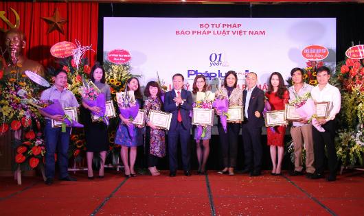 Người pháp luật... làm báo