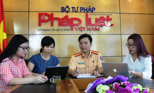 Người pháp luật... làm báo