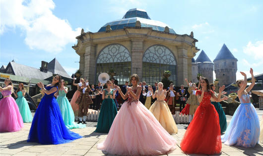 Du khách nô nức "trẩy hội" đầu xuân trên đỉnh Bà Nà