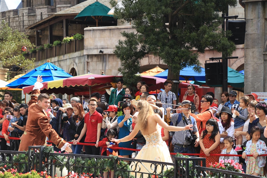 Du khách nô nức "trẩy hội" đầu xuân trên đỉnh Bà Nà