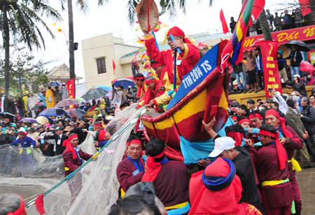 Linh thiêng lễ hội mùng 5 Tết làng chài đất cố đô