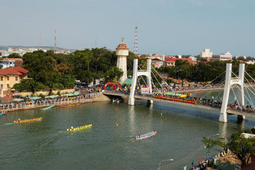 Bình Thuận: Tưng bừng Lễ hội đua thuyền truyền thống mừng Xuân Đinh Dậu