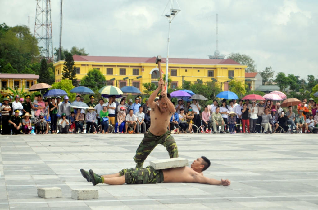 Lừng danh võ thuật biên phòng và chó chiến đấu