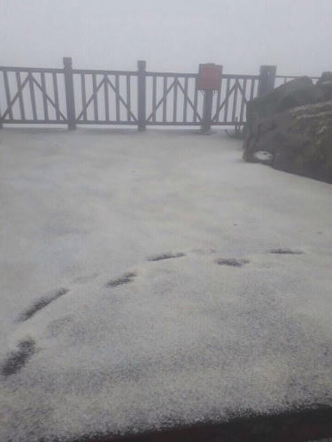 Bất ngờ xuất hiện mưa băng tại đỉnh Fansipan Sa Pa