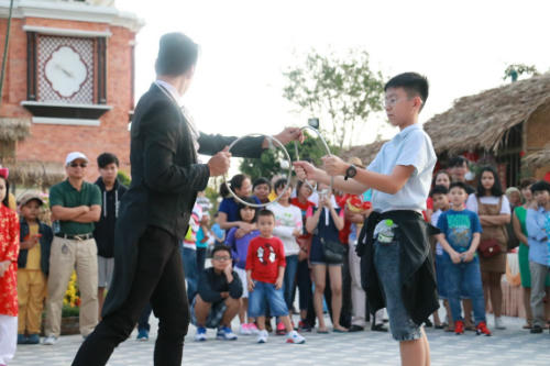 Hàng ngàn du khách nô nức đến Asia Park đầu năm mới