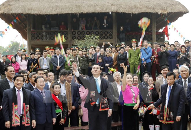 Chủ tịch nước tham gia vòng xòe đại đoàn kết và các trò chơi dân gian