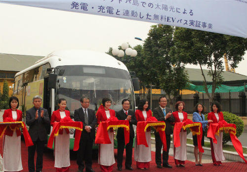 Thử nghiệm xe buýt trị giá 8 tỷ chạy bằng năng lượng mặt trời miễn phí tại đảo Cát Bà