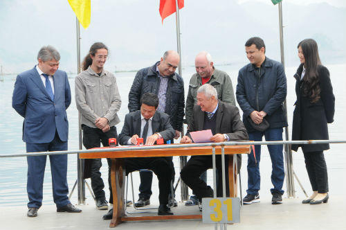 Phó Thủ tướng Uzbekistan thăm trang trại cá tầm người Việt trên sông Đà