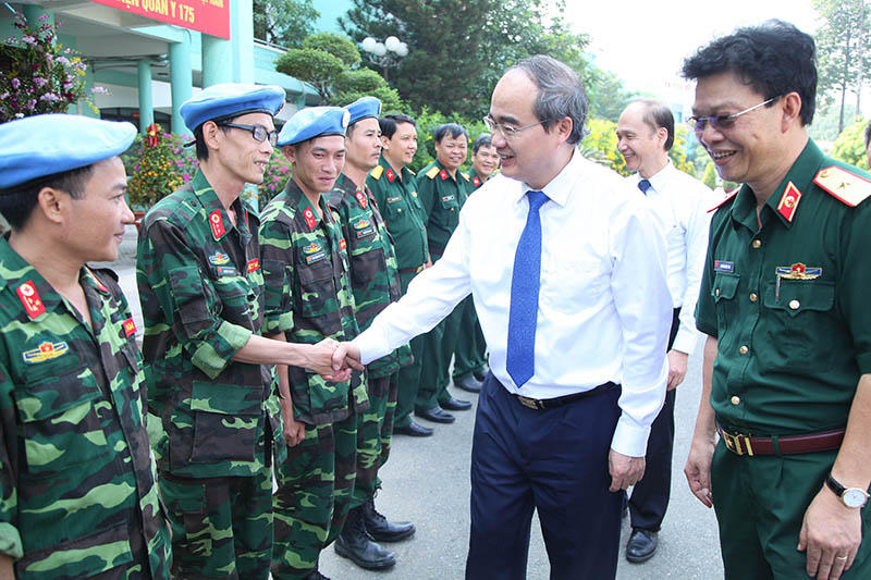 Chủ tịch MTTQ Việt Nam thăm, chúc mừng các thầy thuốc tại TPHCM