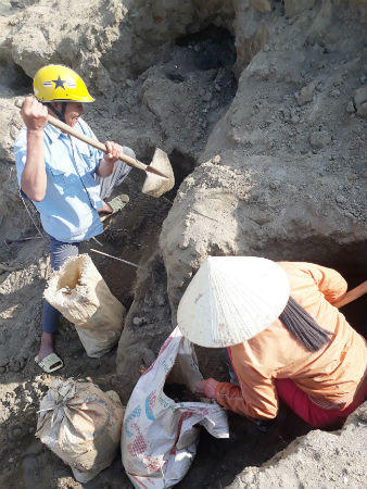 Nghệ An: Trẻ con cũng bất chấp mạng sống đi đãi quặng 'chui'