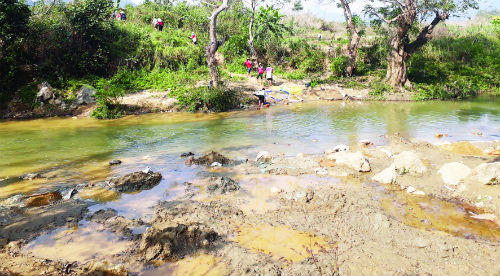 Nghệ An: Trẻ con cũng bất chấp mạng sống đi đãi quặng 'chui'