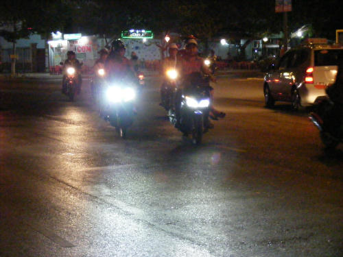 Nhiều phương tiện dùng đèn chiếu sáng trái quy định 