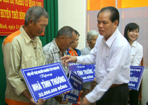 Trao tặng 16 nhà tình thương và khám chữa bệnh, cấp thuốc miễn phí cho người dân nghèo tại Cà Mau