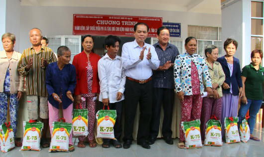 Trao tặng 16 nhà tình thương và khám chữa bệnh, cấp thuốc miễn phí cho người dân nghèo tại Cà Mau