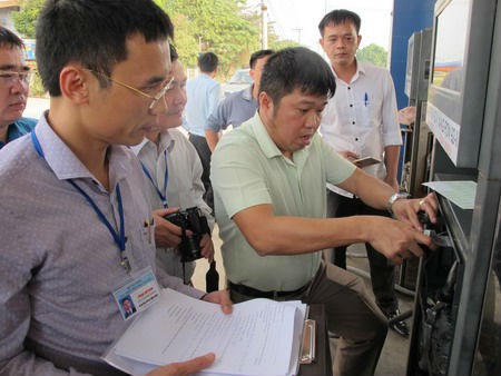 Dán tem đồng hồ xăng dầu để chống thất thu thuế