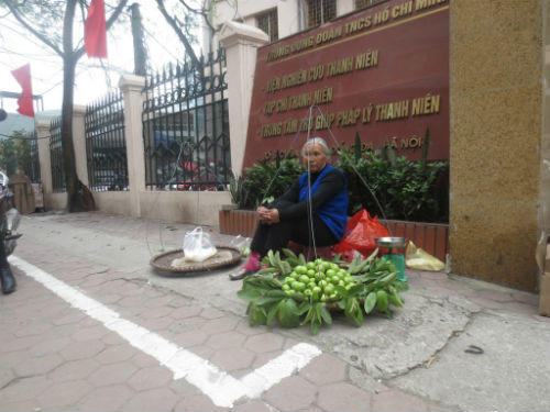 Phía sau “cuộc chiến vỉa hè”