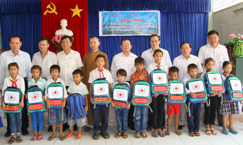 Bạc Liêu: “Tiếp sức” 200 phần quà cho học sinh nghèo đến trường