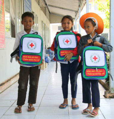 Bạc Liêu: “Tiếp sức” 200 phần quà cho học sinh nghèo đến trường