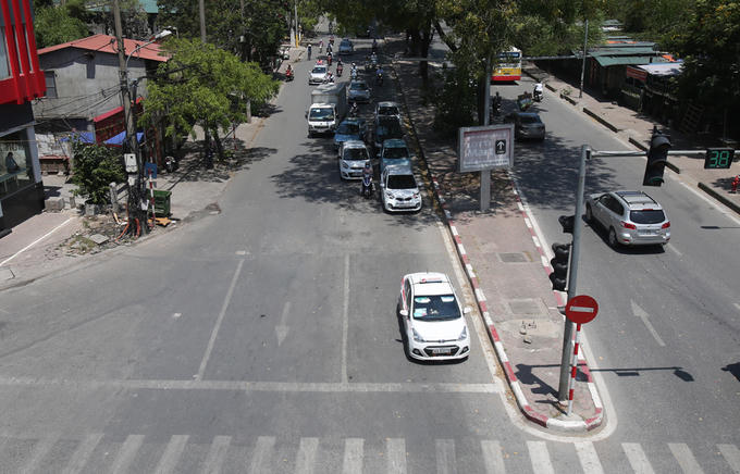 Người Hà Nội trong nắng nóng gắt nhất từ đầu hè