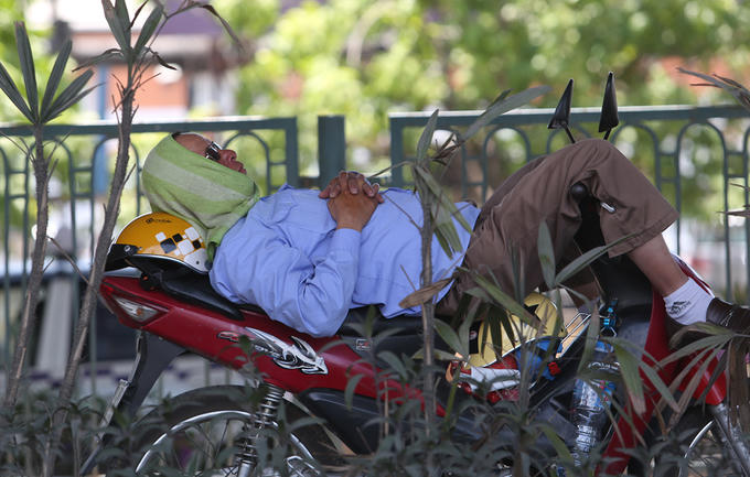 Người Hà Nội trong nắng nóng gắt nhất từ đầu hè