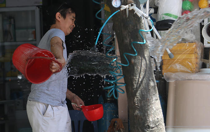 Người Hà Nội trong nắng nóng gắt nhất từ đầu hè