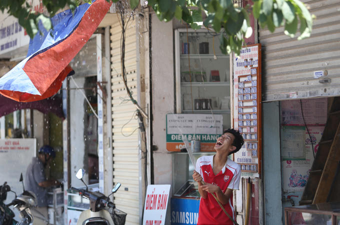 Người Hà Nội trong nắng nóng gắt nhất từ đầu hè