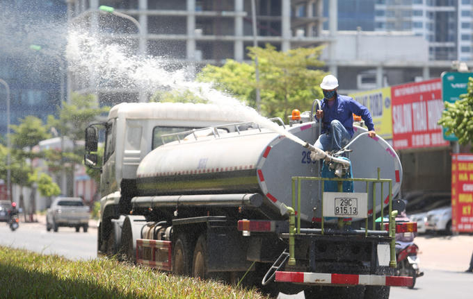 Người Hà Nội trong nắng nóng gắt nhất từ đầu hè