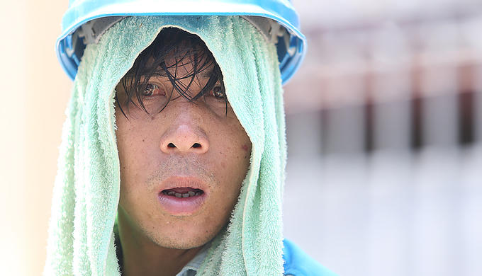 Người Hà Nội trong nắng nóng gắt nhất từ đầu hè