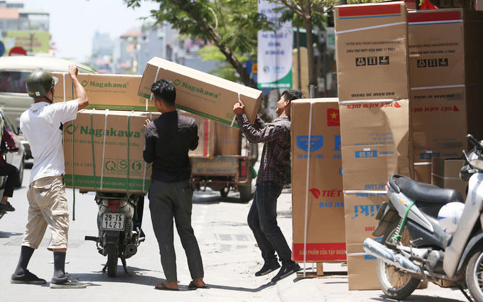 Người Hà Nội trong nắng nóng gắt nhất từ đầu hè