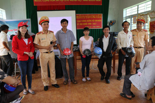 Đắk Nông: Tuyên truyền luật giao thông và lái xe thử nghiệm, nhận mũ bảo hiểm