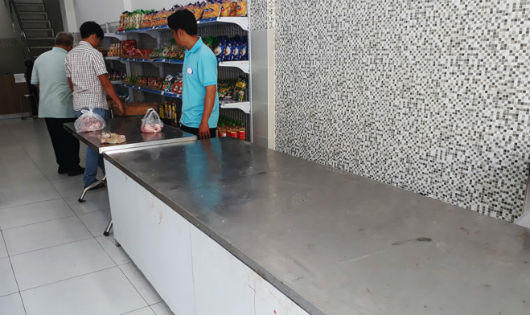 Gian hàng trống trơn sau 2 giờ mở bán thịt 35.000 đồng một kg