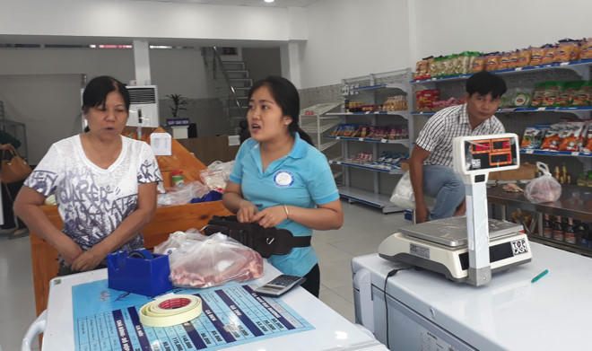 Gian hàng trống trơn sau 2 giờ mở bán thịt 35.000 đồng một kg