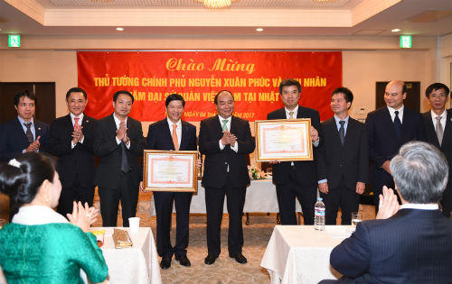 Thủ tướng Nguyễn Xuân Phúc thăm Đại sứ quán Việt Nam tại Nhật Bản