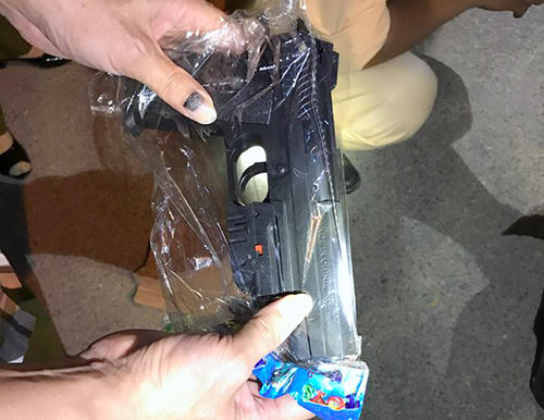 150 khẩu súng bắn đạn bi trên xe khách