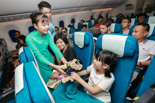 Ngỡ ngàng chuyến bay có 18 “tiếp viên hàng không” nhí