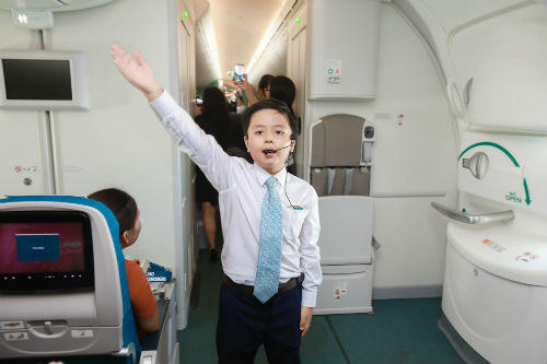 Ngỡ ngàng chuyến bay có 18 “tiếp viên hàng không” nhí