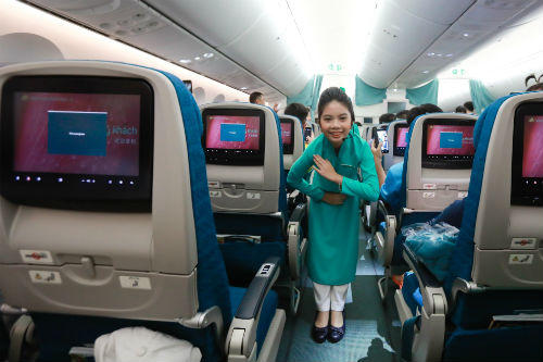 Ngỡ ngàng chuyến bay có 18 “tiếp viên hàng không” nhí