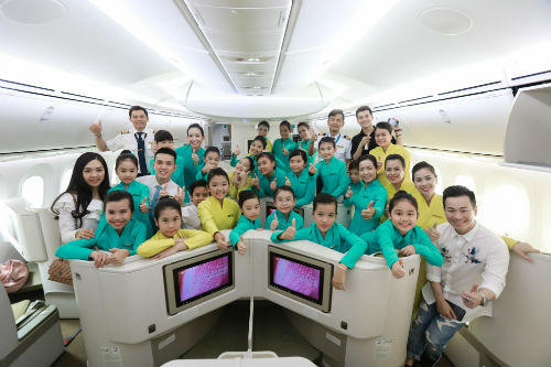Ngỡ ngàng chuyến bay có 18 “tiếp viên hàng không” nhí