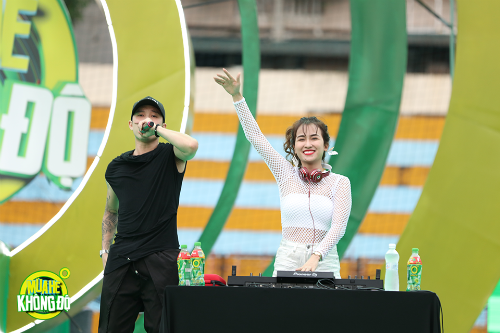 Sơn Tùng M-TP nhận được món quà đầy bất ngờ trên sân khấu “Mùa hè không độ”