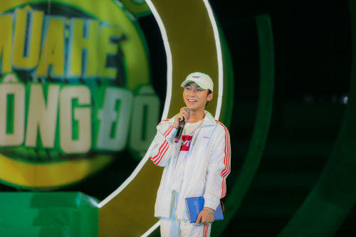 Sơn Tùng M-TP nhận được món quà đầy bất ngờ trên sân khấu “Mùa hè không độ”